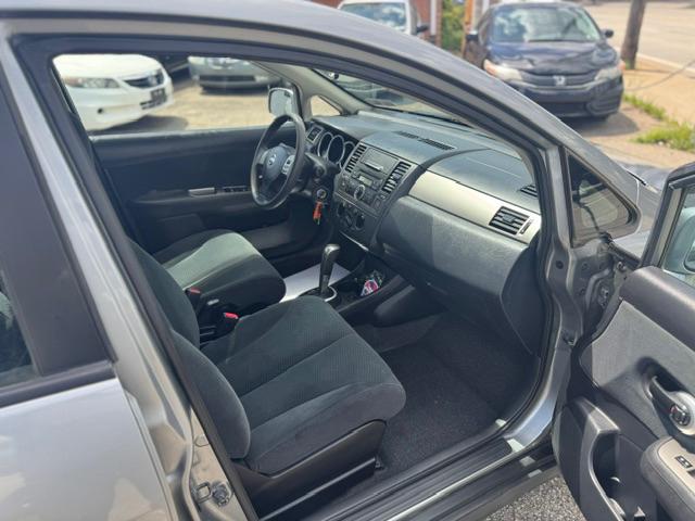 Nissan Versa 1.8 SL Hatchback 2011