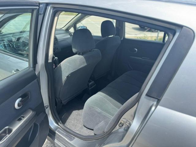 Nissan Versa 1.8 SL Hatchback 2011