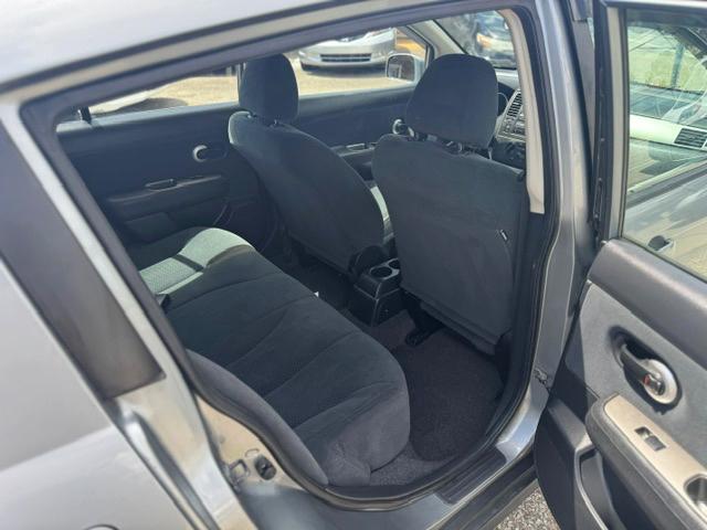 Nissan Versa 1.8 SL Hatchback 2011