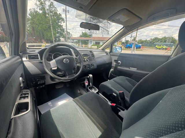 Nissan Versa 1.8 SL Hatchback 2011