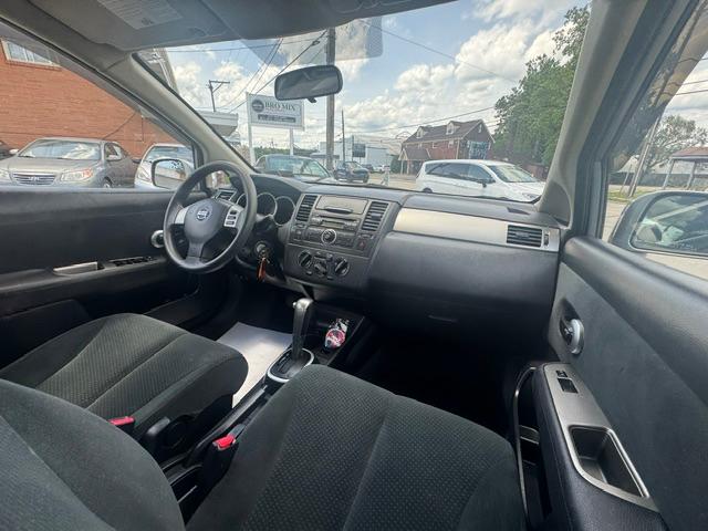 Nissan Versa 1.8 SL Hatchback 2011