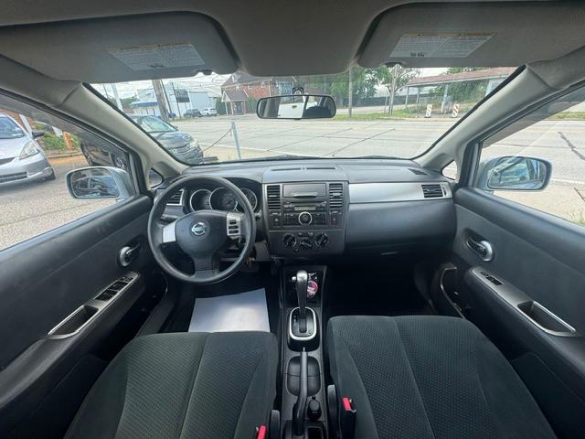 Nissan Versa 1.8 SL Hatchback 2011