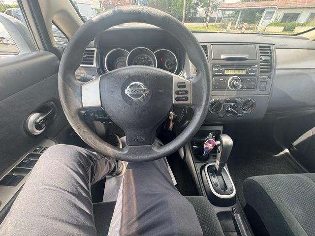 Nissan Versa 1.8 SL Hatchback 2011