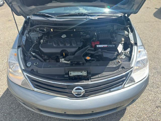 Nissan Versa 1.8 SL Hatchback 2011