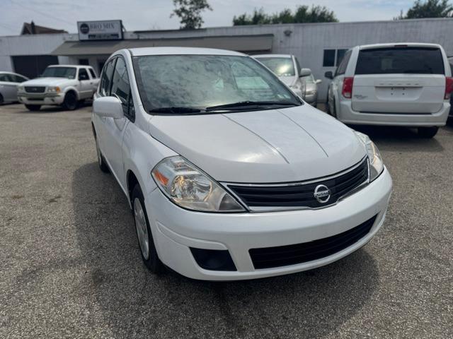 Nissan Versa 1.8 SL Hatchback 2012