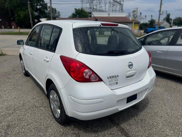Nissan Versa 1.8 SL Hatchback 2012