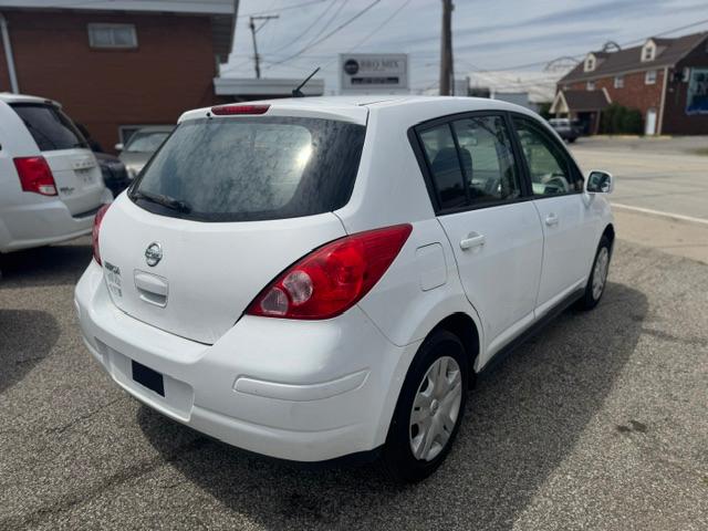 Nissan Versa 1.8 SL Hatchback 2012