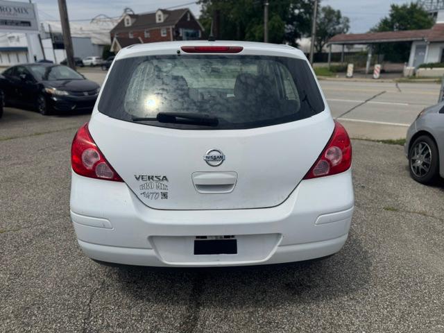Nissan Versa 1.8 SL Hatchback 2012