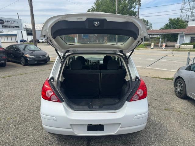 Nissan Versa 1.8 SL Hatchback 2012