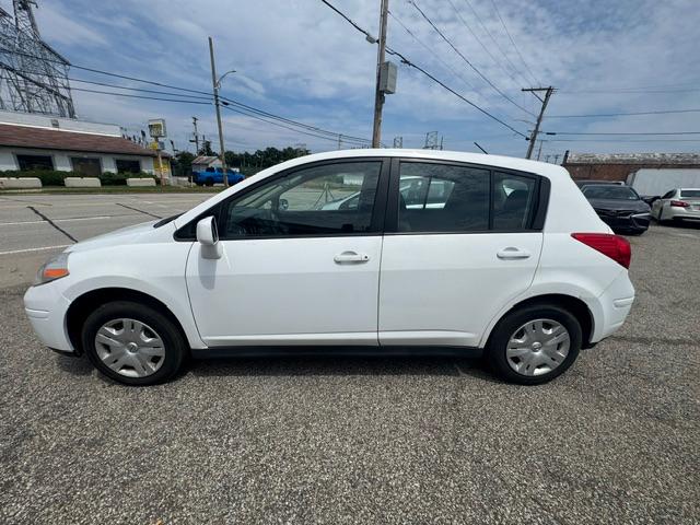 Nissan Versa 1.8 SL Hatchback 2012