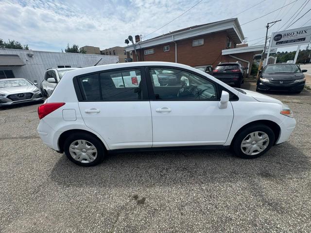 Nissan Versa 1.8 SL Hatchback 2012