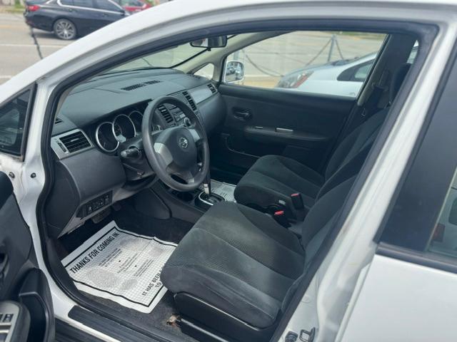 Nissan Versa 1.8 SL Hatchback 2012