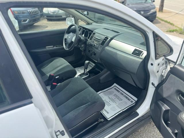 Nissan Versa 1.8 SL Hatchback 2012