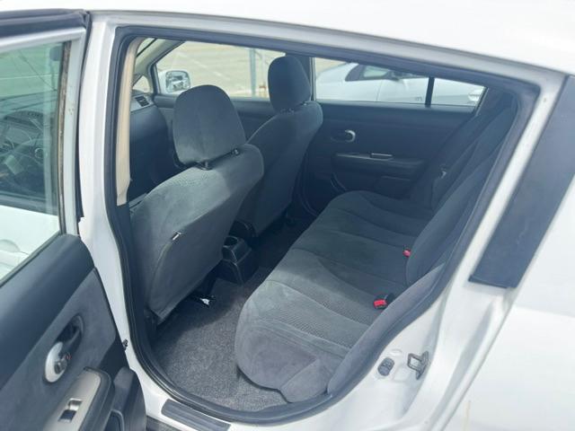 Nissan Versa 1.8 SL Hatchback 2012