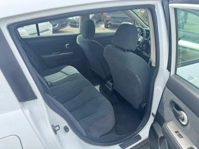 Nissan Versa 1.8 SL Hatchback 2012