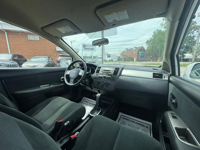Nissan Versa 1.8 SL Hatchback 2012