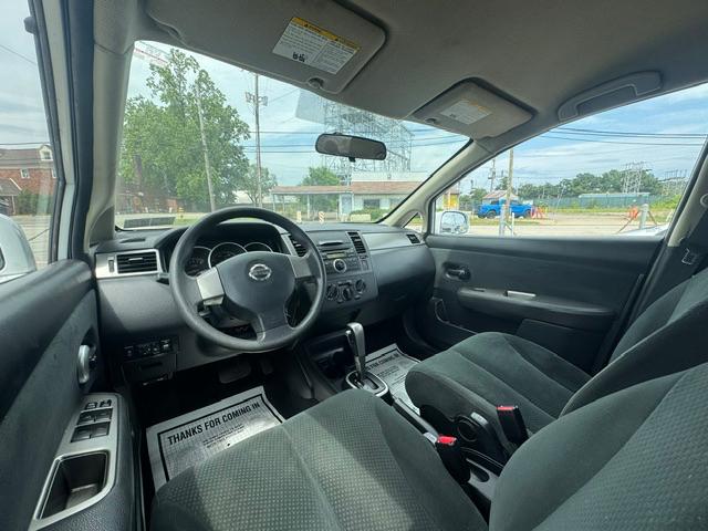 Nissan Versa 1.8 SL Hatchback 2012
