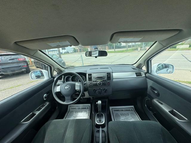 Nissan Versa 1.8 SL Hatchback 2012