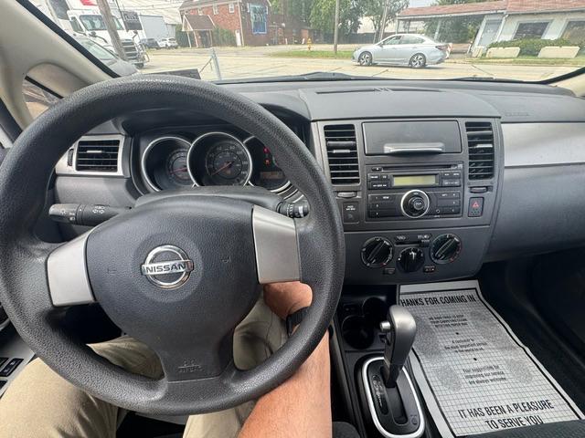 Nissan Versa 1.8 SL Hatchback 2012