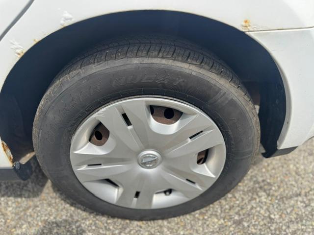 Nissan Versa 1.8 SL Hatchback 2012
