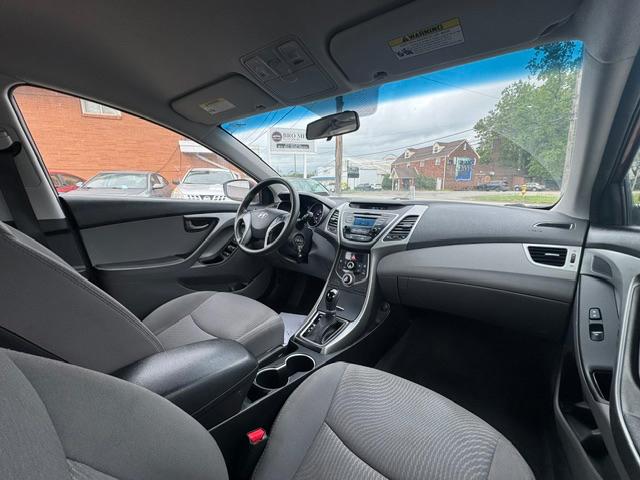 Hyundai Elantra SE 6AT 2016