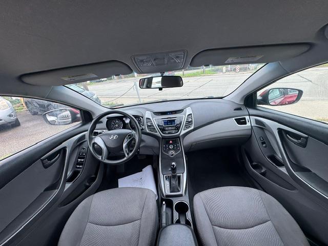 Hyundai Elantra SE 6AT 2016