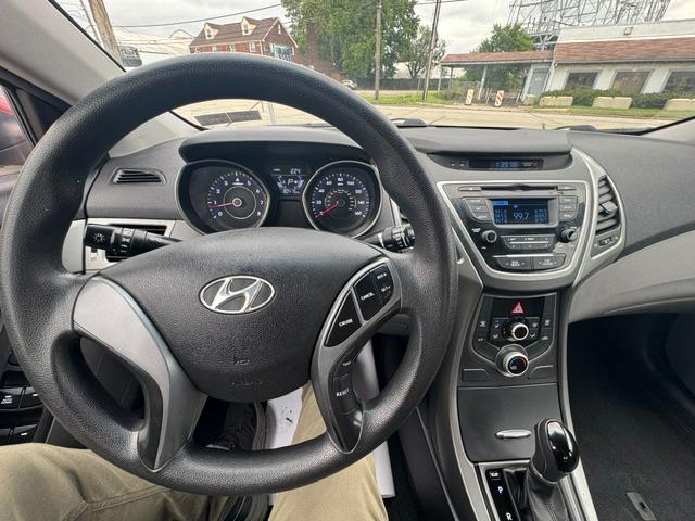 Hyundai Elantra SE 6AT 2016