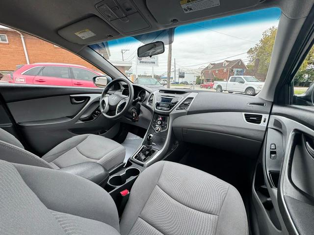 Hyundai Elantra SE 6AT 2015