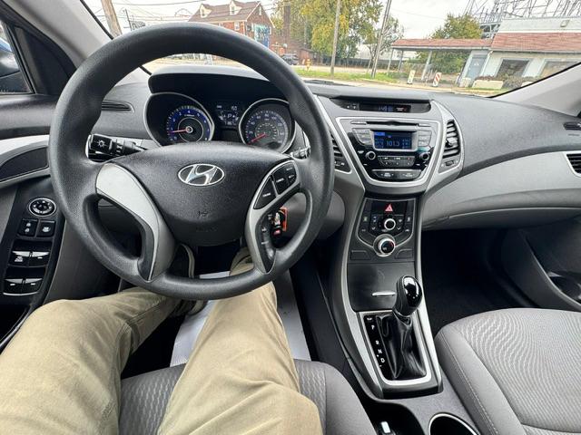 Hyundai Elantra SE 6AT 2015