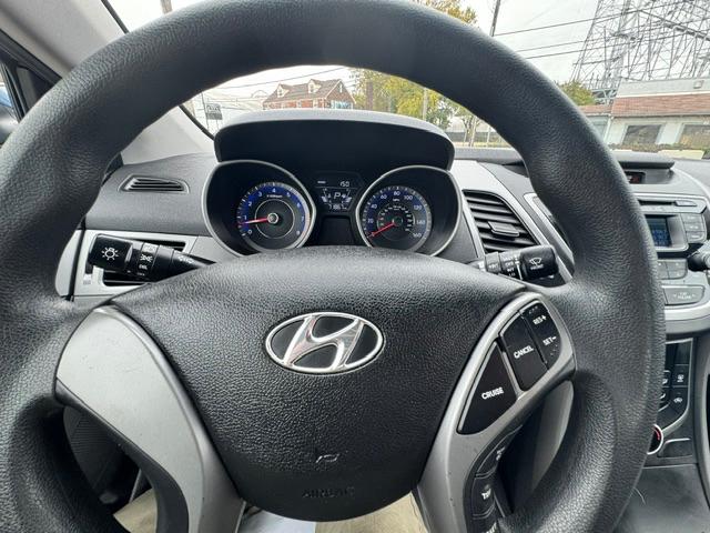 Hyundai Elantra SE 6AT 2015