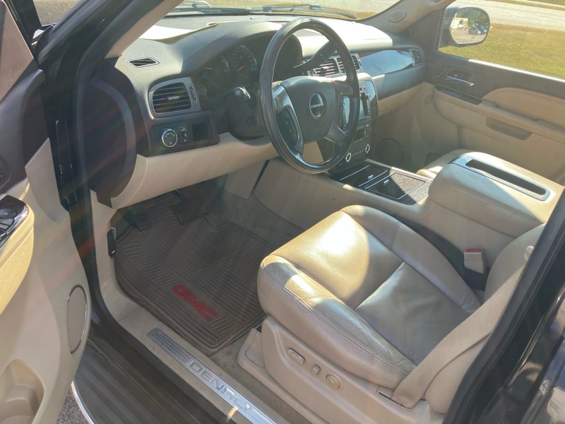 GMC Yukon Denali 4WD 2011 GMC Yukon Denali 4WD 2011