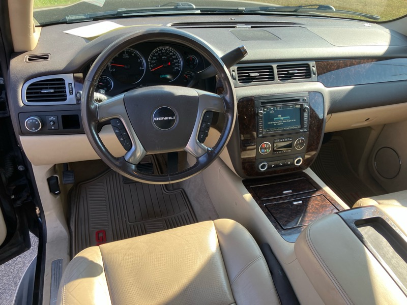 GMC Yukon Denali 4WD 2011 GMC Yukon Denali 4WD 2011