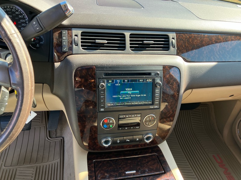 GMC Yukon Denali 4WD 2011 GMC Yukon Denali 4WD 2011