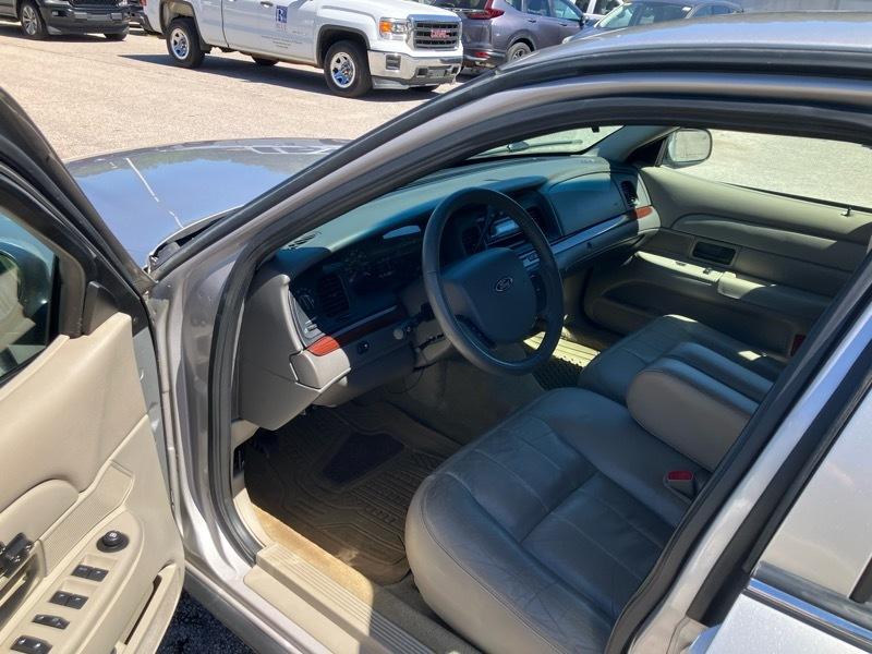Ford Crown Victoria LX 2011