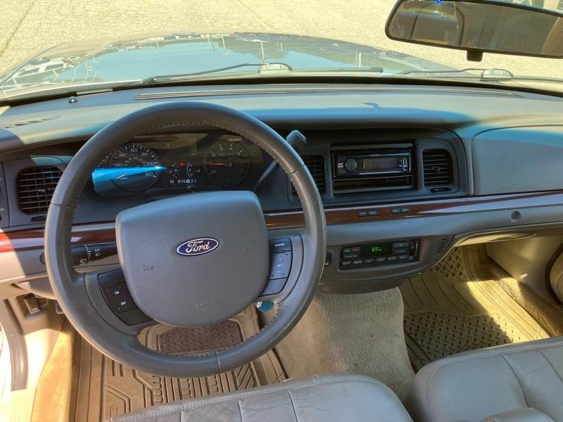 Ford Crown Victoria LX 2011