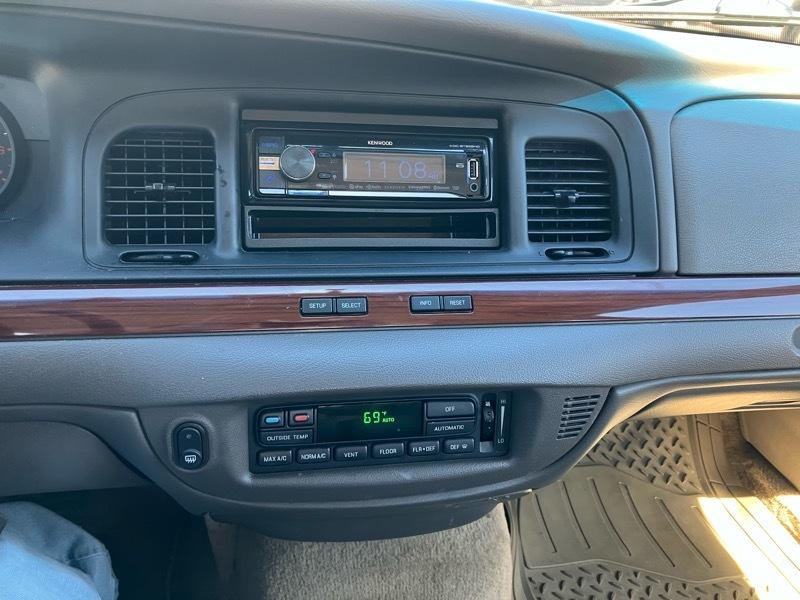 Ford Crown Victoria LX 2011