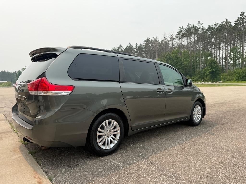 Toyota Sienna  2012