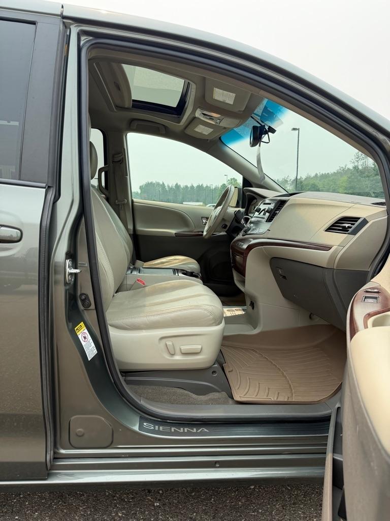 Toyota Sienna  2012