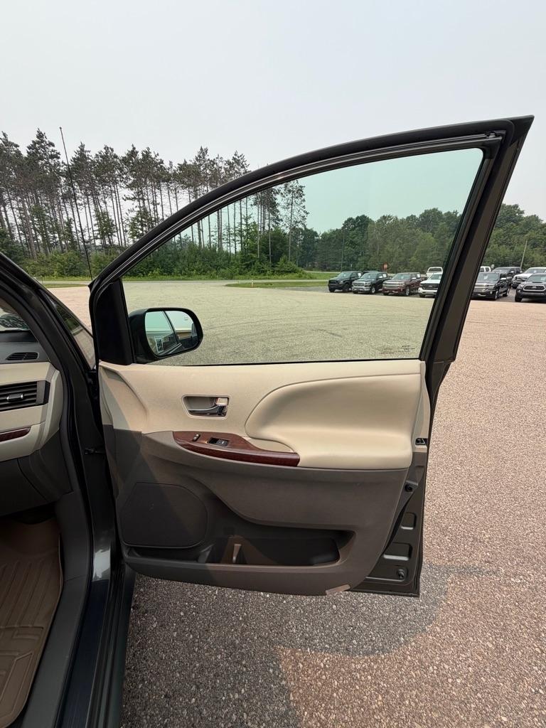Toyota Sienna  2012