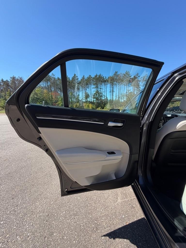 Chrysler 300  2017
