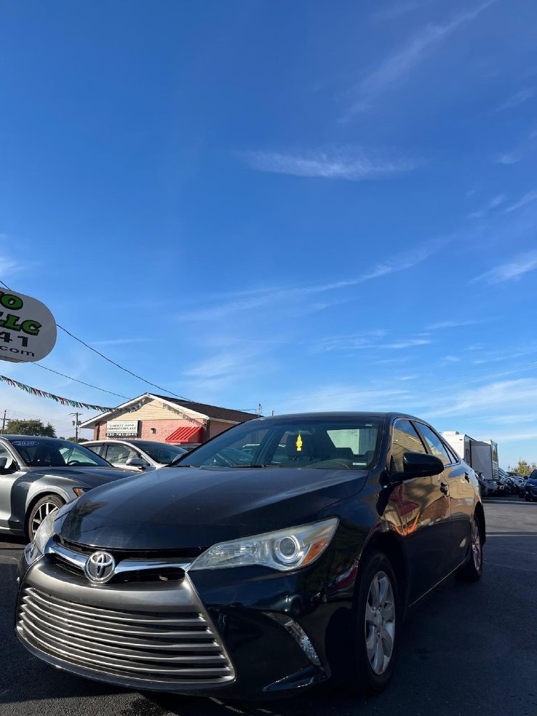 2016 Toyota Camry LE photo 2