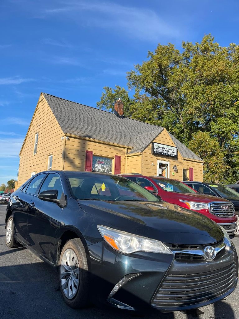 2016 Toyota Camry LE photo 3