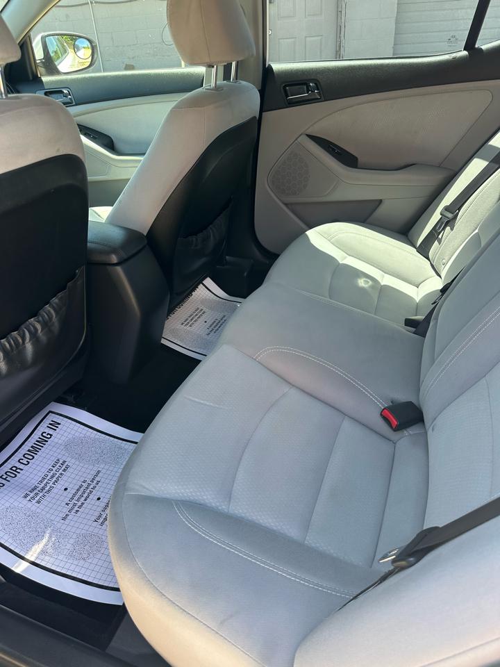 Kia Optima LX 4D Sedan 2012