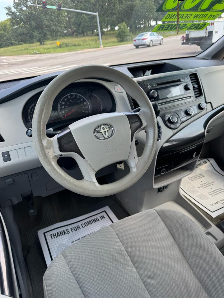 Toyota Sienna FWD 7-Passenger V6 2013