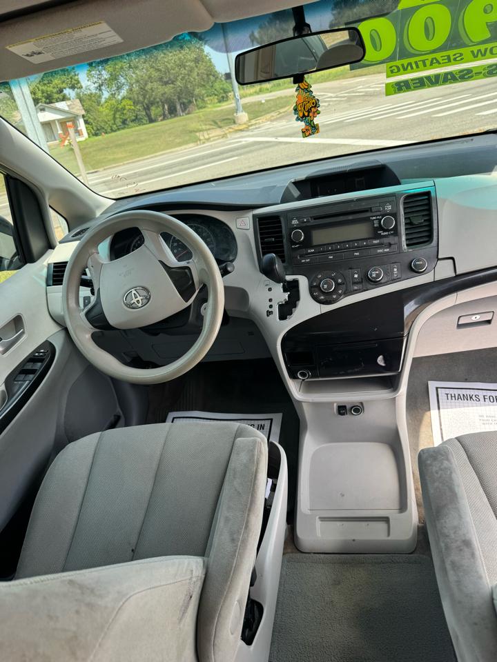 Toyota Sienna FWD 7-Passenger V6 2013