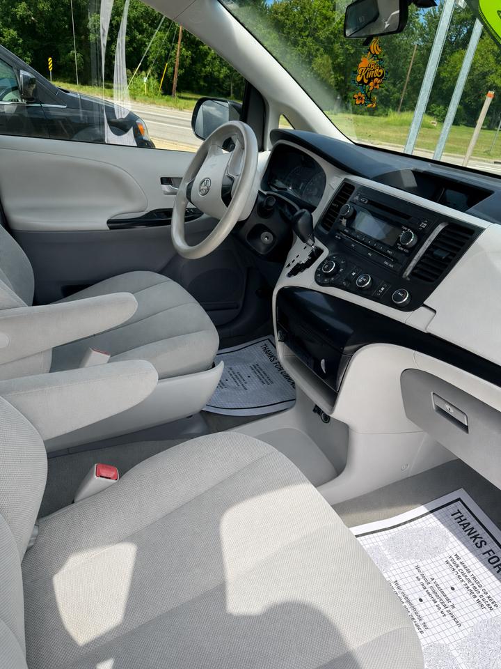Toyota Sienna FWD 7-Passenger V6 2013