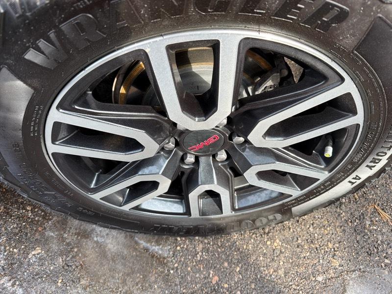 GMC Yukon Denali 4WD 2024