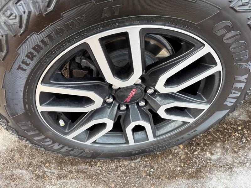 GMC Yukon Denali 4WD 2024