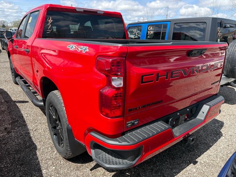 Chevrolet Silverado 1500 Custom Crew Cab 4WD 2024