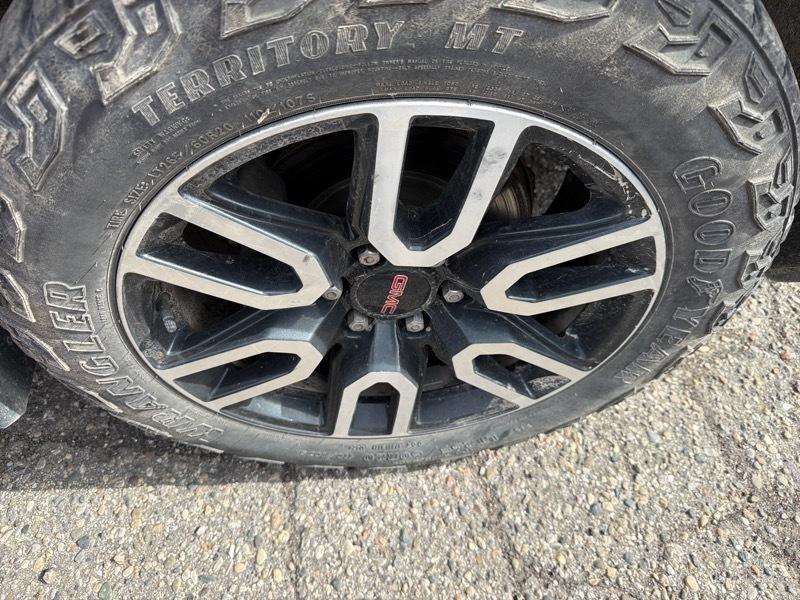 GMC Sierra 1500 AT4 Crew Cab 4WD 2024
